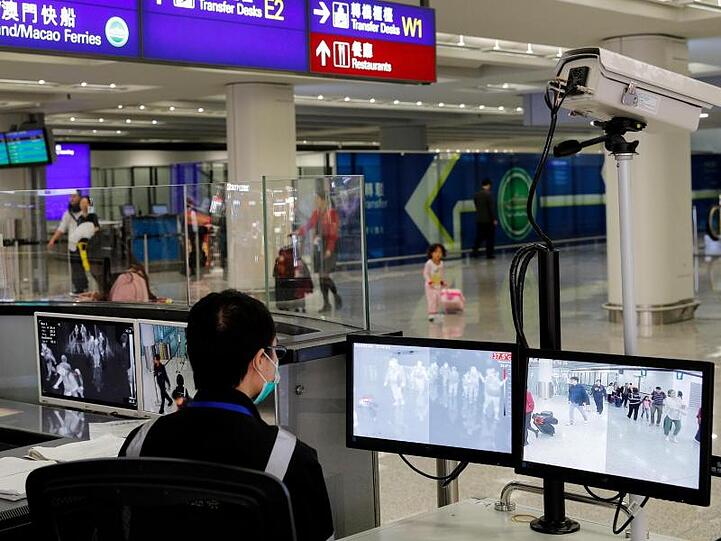 Fieberkontrollen am Flughafen von Hongkong.