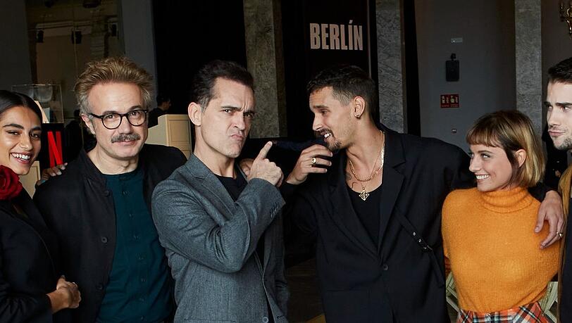 Pedro Alonso (3.v.l.) inmitten seiner neuen Crew aus dem Netflix-Spin-off "Berlin".