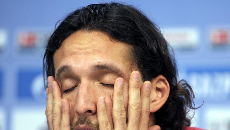 Den Tränen nah: Kuranyi bei der Pressekonferenz. Den Tränen nah: Kuranyi bei der Pressekonferenz.