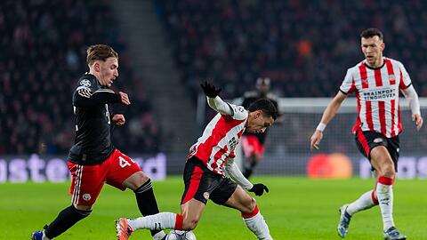 Lennart Karl (l) in Aktion. Das Tor von Jamal Musiala bereitete der Youngster klasse vor.