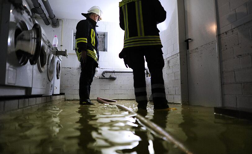 Ein heftiges Unwetter hat am Mittwochabend zahlreiche Keller im Landkreis Schaumburg geflutet. In Rinteln war die Feuerwehr mit 250 Kräften im Einsatz.