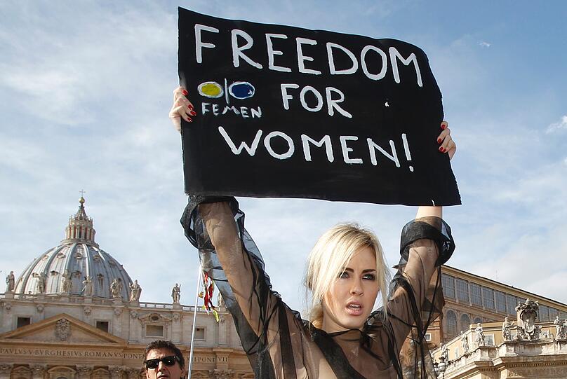 Wilder Protest in Rom: Die Aktionsgruppe Femen ist wieder mal angerückt, und kämpft für mehr Frauenrechte. Wieder halbnackt.