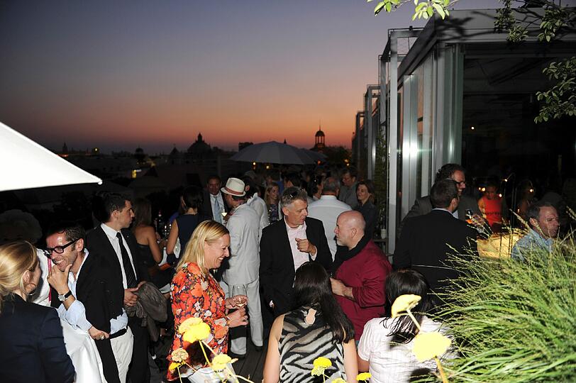 Bei tollem Abendwetter amüsierte sich die Münchner High Society auf der Dachterrasse des Bayerischen Hofs am Dienstagabend prächtig.
