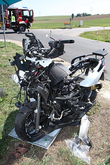 Böser Motorradunfall in Massing (Kreis Rottal-Inn): Ein Biker prallt frontal gegen eine Dampfwalze.