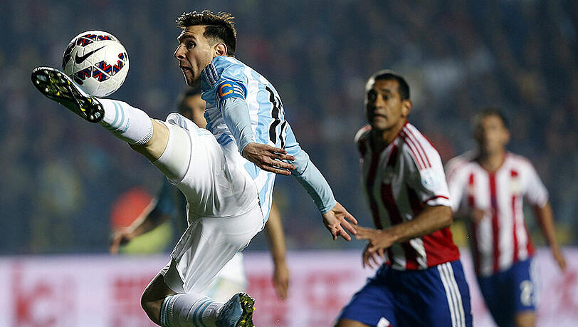 Concepción (dpa) - Mit einer 6:1 (2:1)-Gala gegen Paraguay hat Argentinien den Einzug ins Finale der Copa América geschafft. Für die «Albiceleste» trafen am Dienstag in Concepción Marcos Rojo (15. Minute), Javier Pastore (27.), Sergio Agüero (80.), Gonzalo Higuaín (83.) und zweimal Ángel di María (47./53.). Stürmerstar Lionel Messi bereitete drei Treffer vor. Den zwischenzeitlichen Anschlusstreffer für die Paraguayer erzielte der frühere Dortmunder Lucas Barrios (43.). Argentinien trifft damit am Samstag im Finale der Südamerikameisterschaft auf Gastgeber Chile.
Lionel Messi bereitete beim 6:1 im Copa-Halbfinale gegen Paraguay drei Treffer vor. Concepción (dpa) - Mit einer 6:1 (2:1)-Gala gegen Paraguay hat Argentinien den Einzug ins Finale der Copa América geschafft. Für die «Albiceleste» trafen am Dienstag in Concepción Marcos Rojo (15. Minute), Javier Pastore (27.), Sergio Agüero (80.), Gonzalo Higuaín (83.) und zweimal Ángel di María (47./53.). Stürmerstar Lionel Messi bereitete drei Treffer vor. Den zwischenzeitlichen Anschlusstreffer für die Paraguayer erzielte der frühere Dortmunder Lucas Barrios (43.). Argentinien trifft damit am Samstag im Finale der Südamerikameisterschaft auf Gastgeber Chile.
Lionel Messi bereitete beim 6:1 im Copa-Halbfinale gegen Paraguay drei Treffer vor.