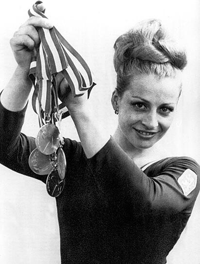 Vera Caslavska gewann bei den Olympischen Spielen 1964 in Tokio und 1968 in Mexiko-Stadt insgesamt sieben Goldmedaillen. Insgesamt holte sie sich in ihrer Karriere 22 internationale Titel.