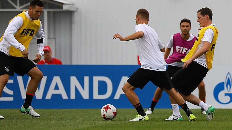 Niklas Süle (l.), Joshua Kimmich (Mitte, von hinten) und Sebastian Rudy (r.) beim DFB-Training für den Confed-Cup.