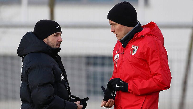 Augsburgs Trainer Manuel Baum (links) und Stürmer Alfred Finnbogason.