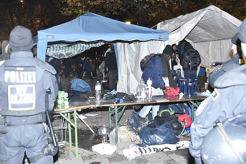Am Freitagabend räumte die Polizei das Flüchtlingscamp am Sendlinger Tor. Die Bilder vom Einsatz.