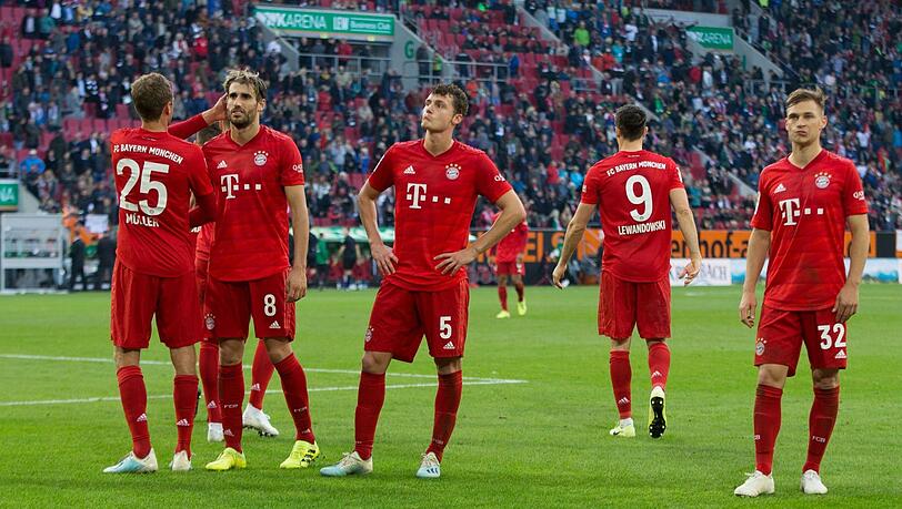 Konsterniert: Die Stars des FC Bayern nach dem späten Remis in Augsburg. Konsterniert: Die Stars des FC Bayern nach dem späten Remis in Augsburg.