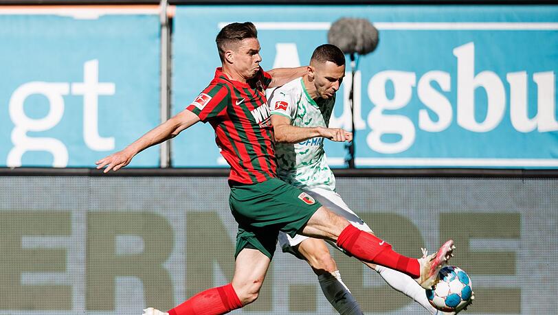 Raphael Framberger von Augsburg (l) und Branimir Hrgota von Fürth im Zweikampf um den Ball.
