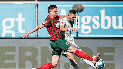 Raphael Framberger von Augsburg (l) und Branimir Hrgota von Fürth im Zweikampf um den Ball.