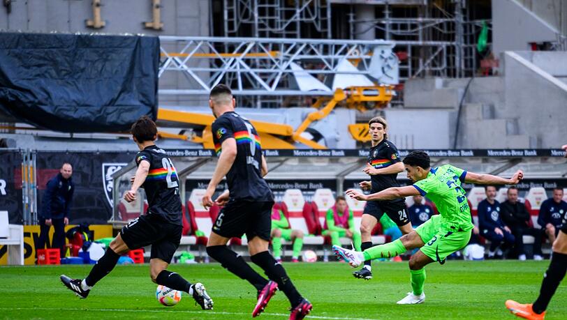 Omar Marmoush (r) erzielt das Tor zur Wolfsburger 1:0-Führung in Stuttgart.