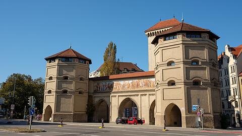 Das Isartor sollte schon im 19. Jahrhundert abgerissen werden. König Ludwig I. rettete es. Nach dem Wiederaufbau nach dem Zweiten Welkrieg zog hier das Valentin-Karlstadt-Musäum ein. Das Isartor sollte schon im 19. Jahrhundert abgerissen werden. König Ludwig I. rettete es. Nach dem Wiederaufbau nach dem Zweiten Welkrieg zog hier das Valentin-Karlstadt-Musäum ein.
