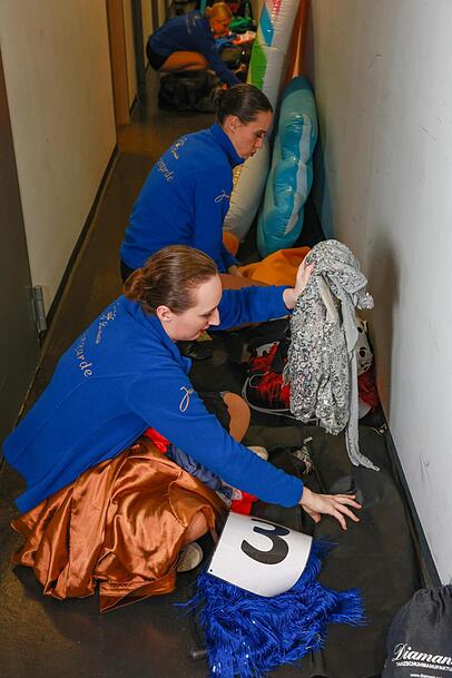 Die "Garderobe" ist oft ein Flur hinter der Bühne.