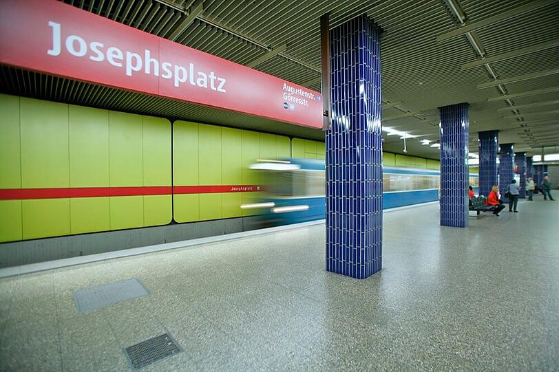 Der U-Bahnhof Josephsplatz sieht in München aktuell noch so aus, nach den Umbauarbeiten im Mai wird eine Sichtbetontopik dominieren.