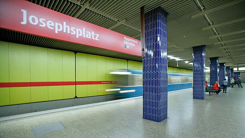 Der U-Bahnhof Josephsplatz sieht in München aktuell noch so aus, nach den Umbauarbeiten im Mai wird eine Sichtbetontopik dominieren. Der U-Bahnhof Josephsplatz sieht in München aktuell noch so aus, nach den Umbauarbeiten im Mai wird eine Sichtbetontopik dominieren.