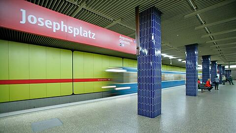 Der U-Bahnhof Josephsplatz sieht in München aktuell noch so aus, nach den Umbauarbeiten im Mai wird eine Sichtbetontopik dominieren.