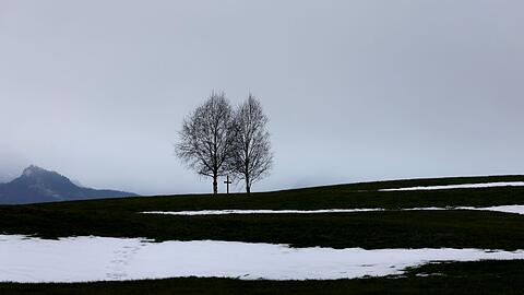 Schnee und Glätte in den Hochlagen, sonst Regen und mildere Temperaturen lautet die Wettervorhersage für das kommende Wochenende (Archivbild).