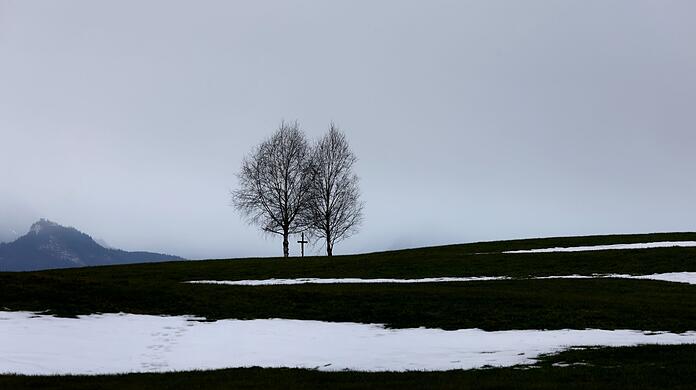 Schnee und Glätte in den Hochlagen, sonst Regen und mildere Temperaturen lautet die Wettervorhersage für das kommende Wochenende (Archivbild).