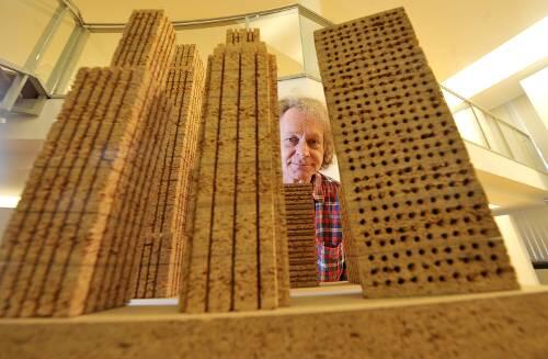 Skyline in Spanplattenbauweise: Franz Janetzko, den man vor allem als Betonkünstler kennt, in seiner Fürther Ausstellung.
