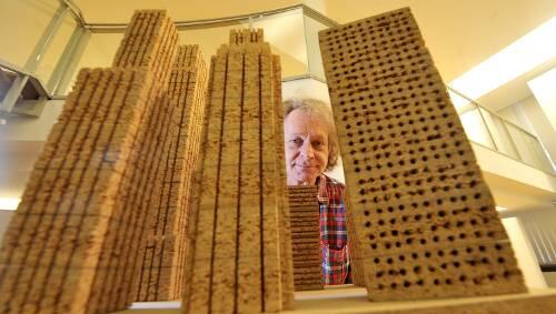 Skyline in Spanplattenbauweise: Franz Janetzko, den man vor allem als Betonkünstler kennt, in seiner Fürther Ausstellung. Skyline in Spanplattenbauweise: Franz Janetzko, den man vor allem als Betonkünstler kennt, in seiner Fürther Ausstellung.