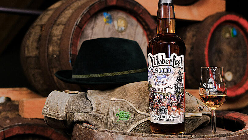 Die Wiesn in der Whisky-Flasche. Die Wiesn in der Whisky-Flasche.