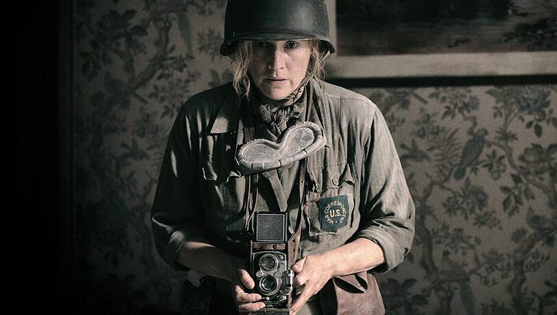Die Fotografin Lee Miller (Kate Winslet) h&auml;lt die Schrecken des Krieges mit ihrer Kamera aus n&auml;chster N&auml;he fest.