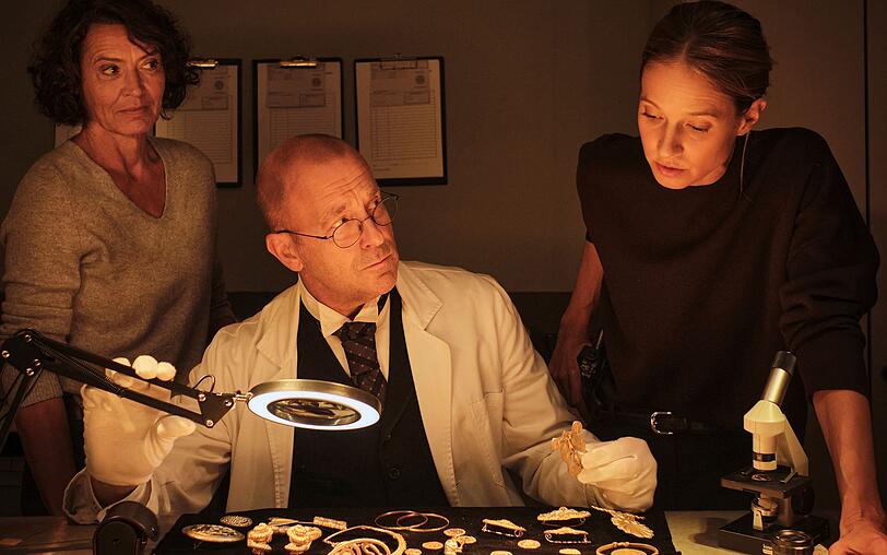 Die Ludwigshafener "Tatort"-Kommissarinnen Lena Odenthal (Ulrike Folkerts) und Johanna Stern (Lisa Bitter) besuchen Albert Dürr (Heino Ferch), Direktor des Wormser Nibelungen-Museums. Ist der legendäre Nibelungen-Schatz wieder aufgetaucht? Die Ludwigshafener "Tatort"-Kommissarinnen Lena Odenthal (Ulrike Folkerts) und Johanna Stern (Lisa Bitter) besuchen Albert Dürr (Heino Ferch), Direktor des Wormser Nibelungen-Museums. Ist der legendäre Nibelungen-Schatz wieder aufgetaucht?