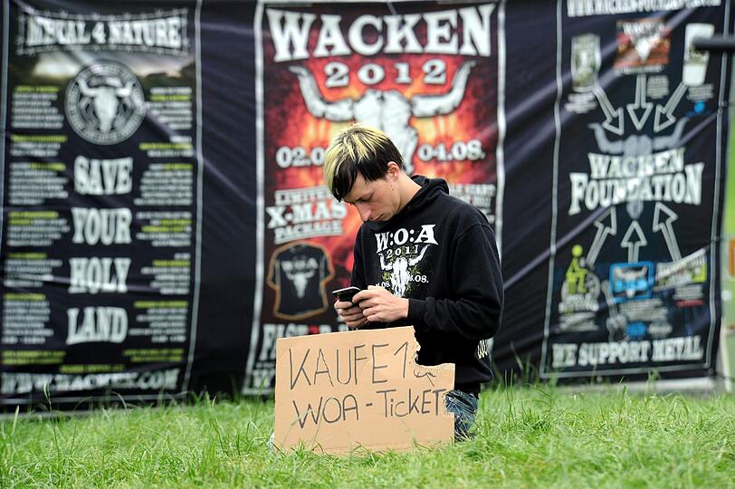 Und wer keine Karte mehr ergattern konnte, der versucht sein Glück am Eingang. Wer dagegen schon drin ist...