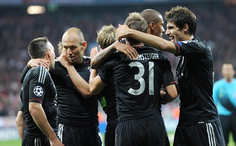 So jung kommen wir nicht mehr zusammen: Die Bayern-Stars feiern Schweinsteigers 1:0 gegen Valencia. Wer gegen Schalke dem Rotationsprinzip geopfert wird, weiß nur Jupp Heynckes.