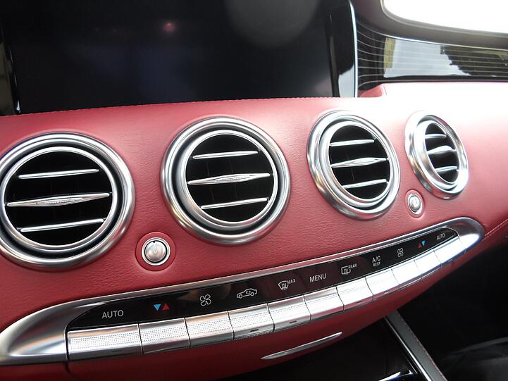 Dezent-aggressive Nase: Das neue S-Klasse Coupé schaut schon im Stand ziemlich dynamisch aus. Und es lockt mit Neigetechnik, einem superschicken Interieur, Swarowski-Kristallen im Scheinwerfer und reichlich Power.