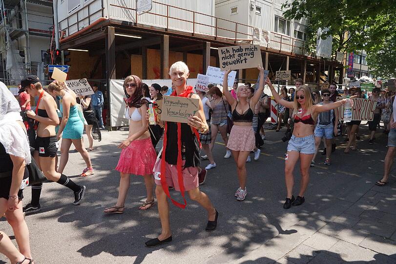 Am Samstag gingen beim "Slutwalk" hunderte Menschen auf die Straße. Er richtet sich gegen sexuelle Gewalt. Die Bilder!