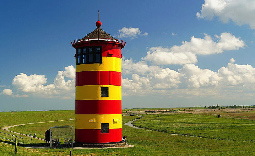 Weiter Himmel über dem Pilsumer Leuchtturm.