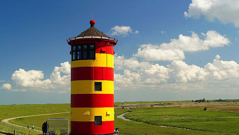 Weiter Himmel über dem Pilsumer Leuchtturm. Weiter Himmel über dem Pilsumer Leuchtturm.