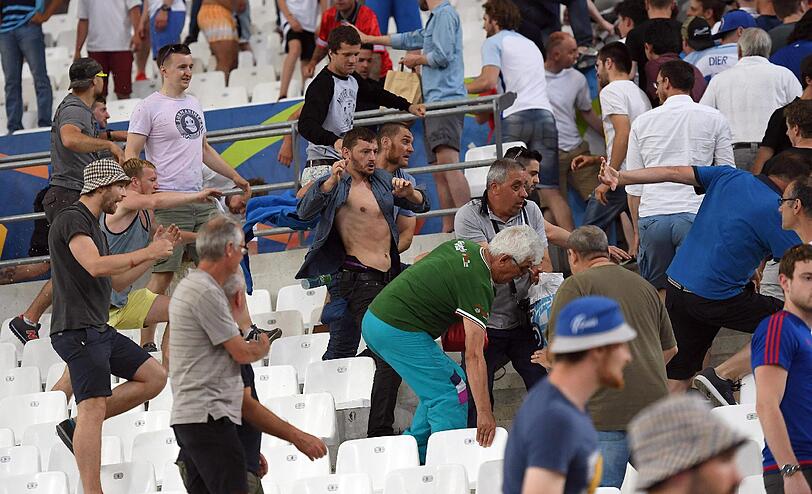 Nach dem EM-Spiel der Russen gegen England kommt es zu heftigen Ausschreitungen. Die schockierenden Bilder aus Marseille.