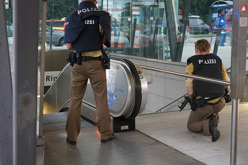 Tödliche Schüsse im Bereich des Olympia Einkaufszentrum in München. Die Polizei ist mit einem Großaufgebot in der gesamten Stadt im Einsatz. Menschen bringen sich in Sicherheit. Die Bilder.