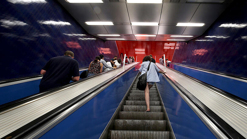 7.) Rechts stehen, links gehen? Das gilt in vielen Ländern der Welt als Rolltreppen-Etikette. Allerdings nicht in allen - und mancherorts nicht mehr. So hoben die Betreiber der U-Bahn im chinesischen Nanjing die Regel kürzlich auf, weil die Rolltreppen sich links und rechts zu unterschiedlich abnutzten.