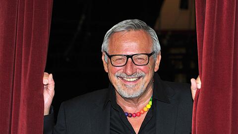 Konstantin Wecker erhielt bereits im Alter von sechs Jahren seinen ersten Klavierunterrich, später Geige und Gitarre. Er trat schon als Kind als Solist eines Kinderchors auf.
