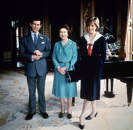 1981: Queen Elizabeth, Sohn Prinz Charles und ihre Schwiegertochter Prinzessin Diana im Buckingham Palast.