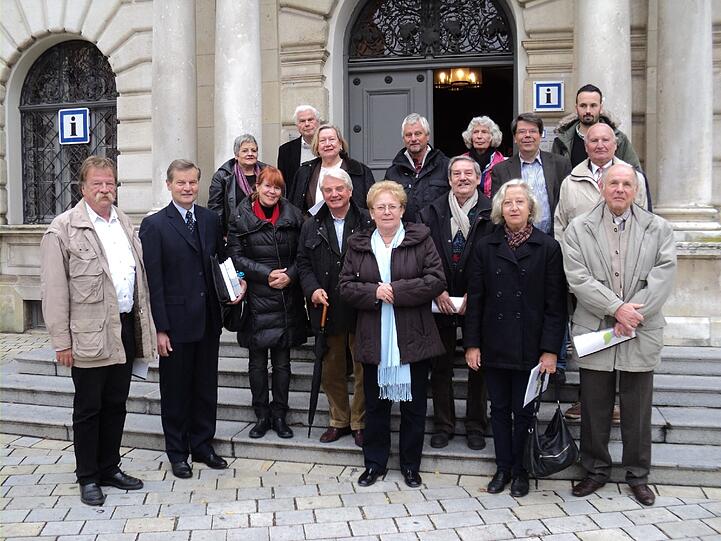 Die Neuhauser Delegation plus Gastgeber vor dem Rathaus in Ingolstadt.