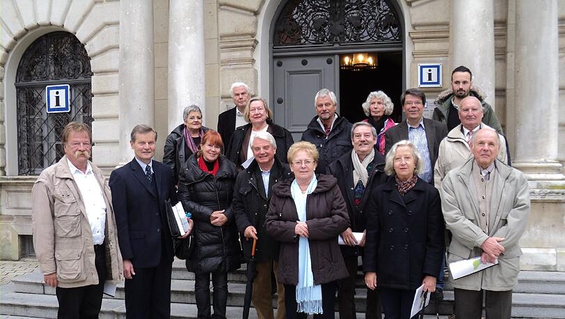 Die Neuhauser Delegation plus Gastgeber vor dem Rathaus in Ingolstadt. Die Neuhauser Delegation plus Gastgeber vor dem Rathaus in Ingolstadt.