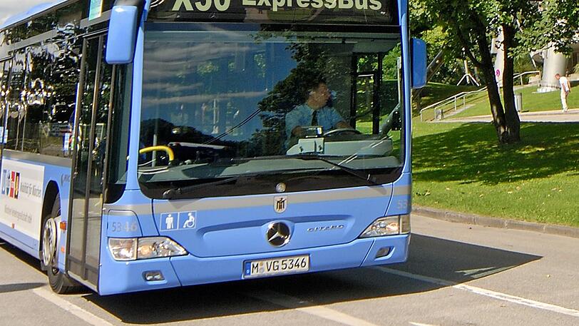 Im Expressbus ist eine Frau bei samt kleinem Kind bei einer Vollbremsung gestürzt. Auch der Kinderwagen mit ihrem Baby fällt um. (Symbolbild)