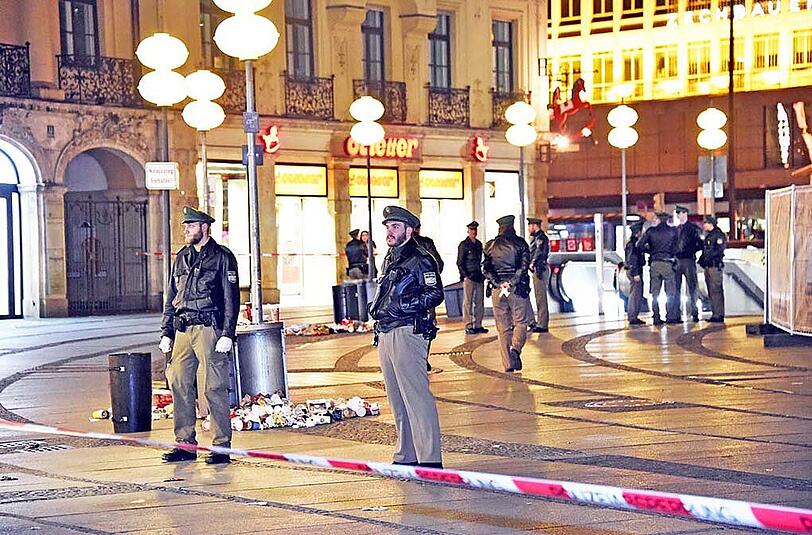 Die Polizei sperrte den gesamten Stachus inklusive des Untergeschosses großräumig ab.