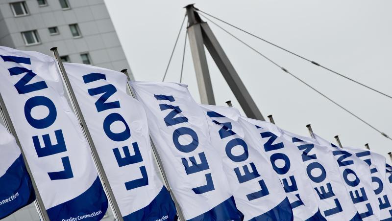 Fahnen mit dem Logo des Kabel-Herstellers Leoni AG wehen im Wind. Foto: Daniel Karmann/Archivbild Fahnen mit dem Logo des Kabel-Herstellers Leoni AG wehen im Wind. Foto: Daniel Karmann/Archivbild