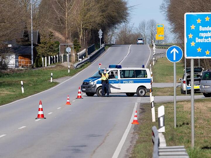 Polizisten an der Bundesstraße 512 in der Nähe von Neuhaus am Inn an einer Kontrollstelle an der Grenze zu Österreich.
