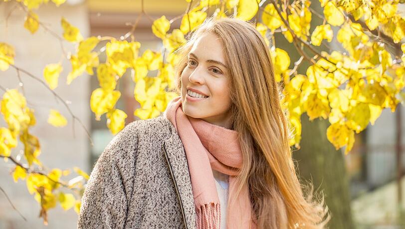 Bei der Skincare-Routine im Herbst liegt der Fokus darauf, die Haut mit ausreichend Feuchtigkeit zu versorgen.