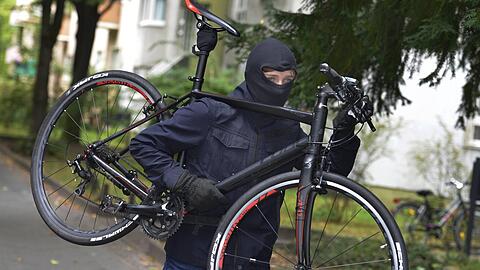 In München wurde ein Fahrraddieb festgenommen. Kaum wieder auf freiem Fuß, will er das nächste Radl klauen und wird dabei von der Polizei erwischt. (Symbolbild)