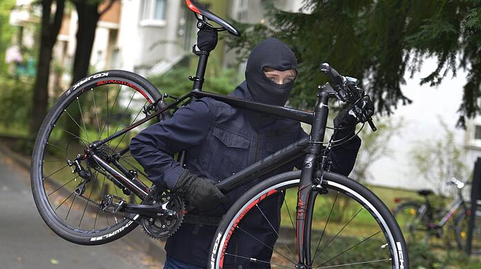Fahrraddieb in Aktion. Symbolbild