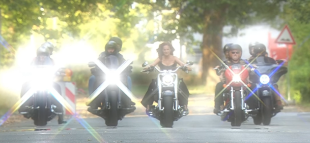 Andrea Berg fuhr in der "Giovanni Zarrella Show" auf einer Harley-Davidson vor.